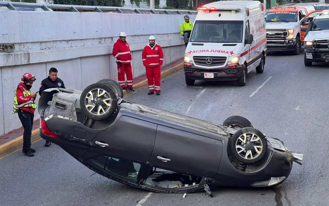 Accidente en Monterrey: Volcadura obstruye vialidad en la avenida Garza Sada