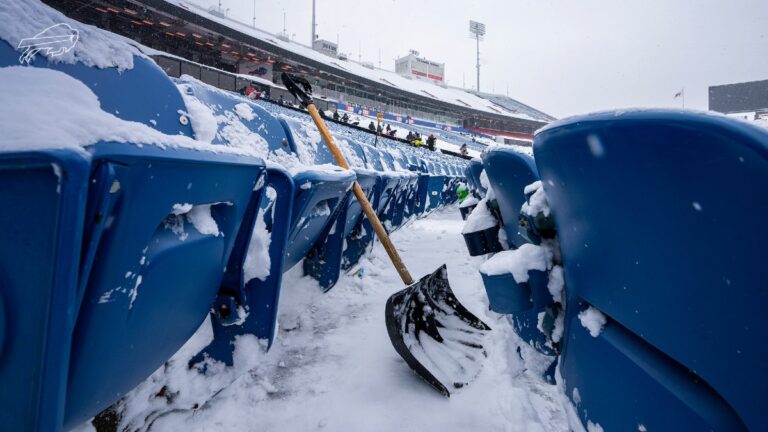 Los Buffalo Bills Invitan a sus Aficionados a Limpiar la Nieve en Highmark Stadium: ¡Descubre los Beneficios!