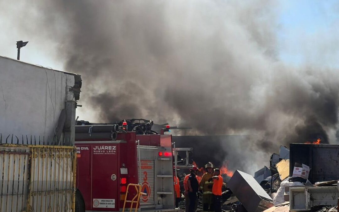Incendio devasta empresa recicladora en Juárez: cuerpos de rescate en acción