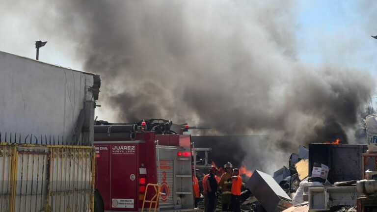 Incendio devasta empresa recicladora en Juárez: cuerpos de rescate en acción