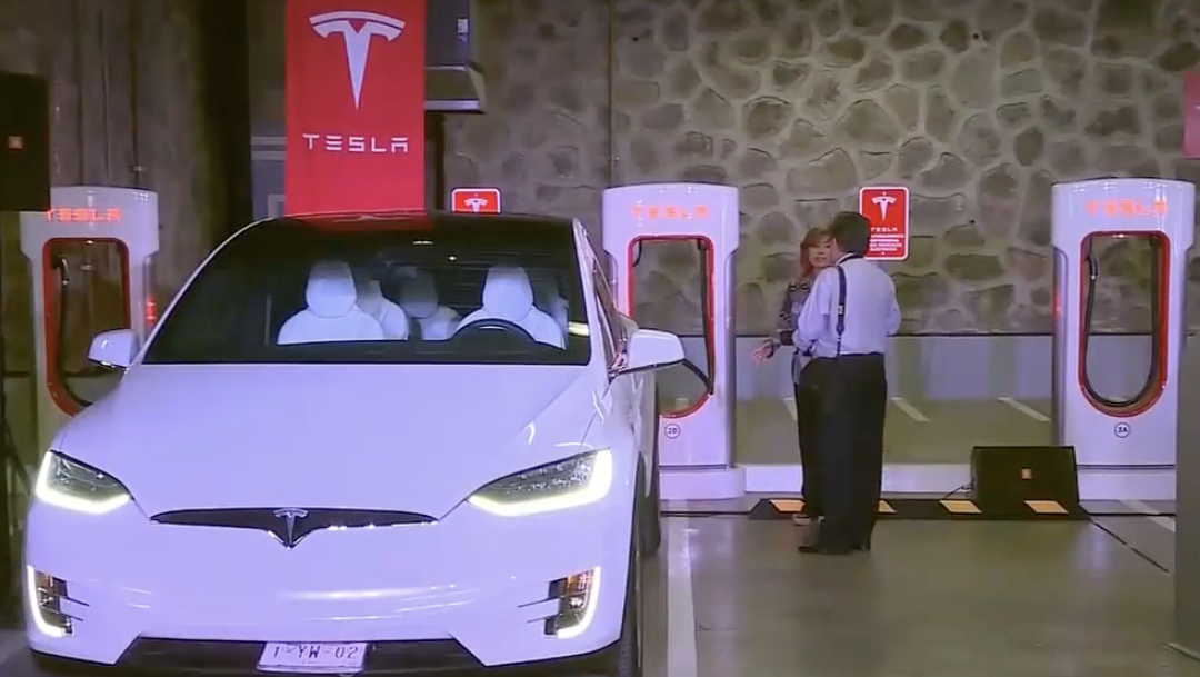 ARRESTAN A HOMBRE POR PRESUNTOS ROBOS DE CARGADORES TESLA EN EL VALLE DE COACHELLA