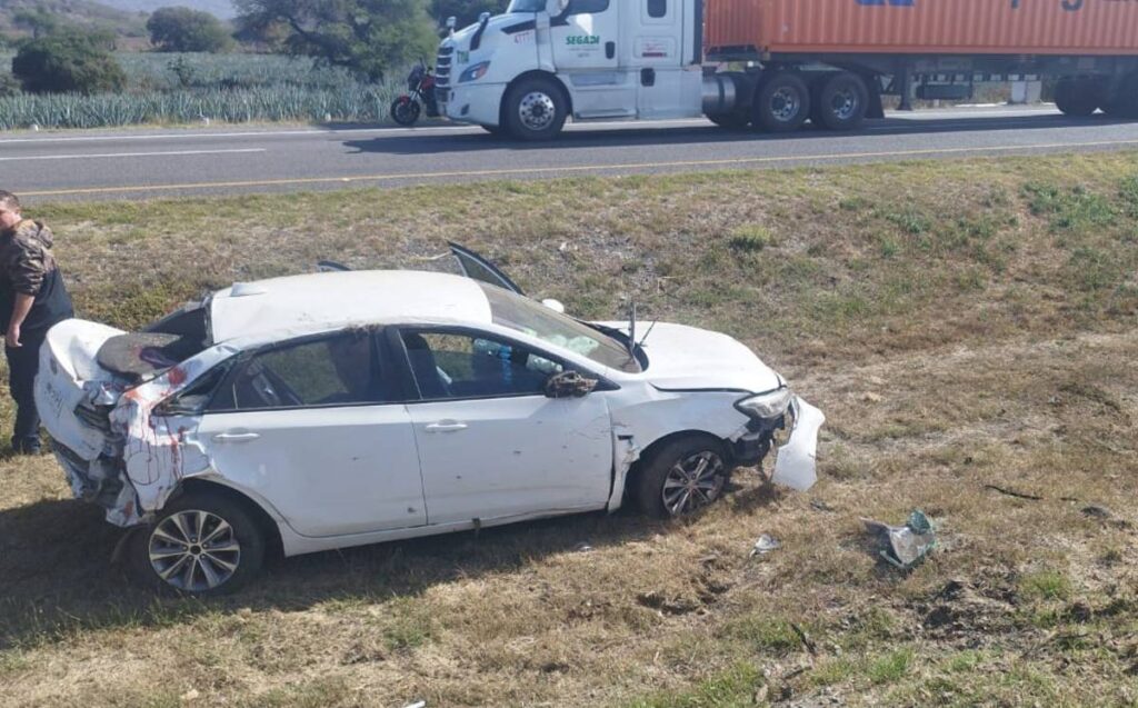 Accidente En La Autopista De Michoacán: Volcadura Deja Múltiples Heridos Graves