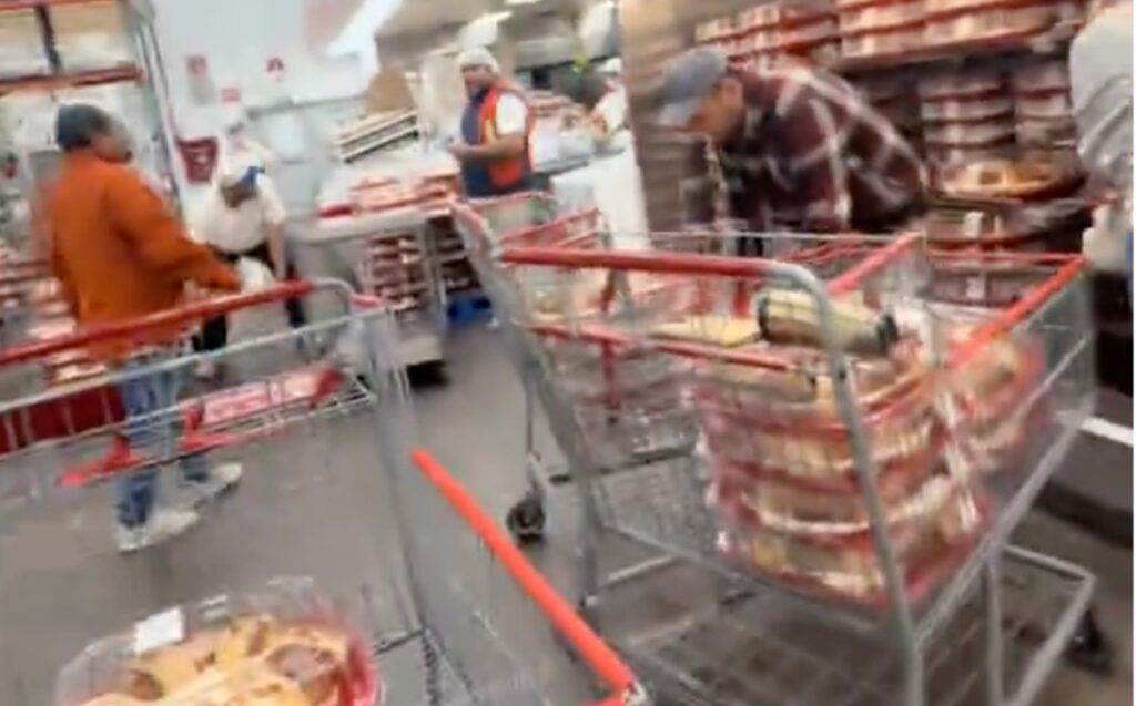 ¡Inicia La Locura De Compras! Primeros Compradores Compulsivos De Roscas En Costco Guadalajara