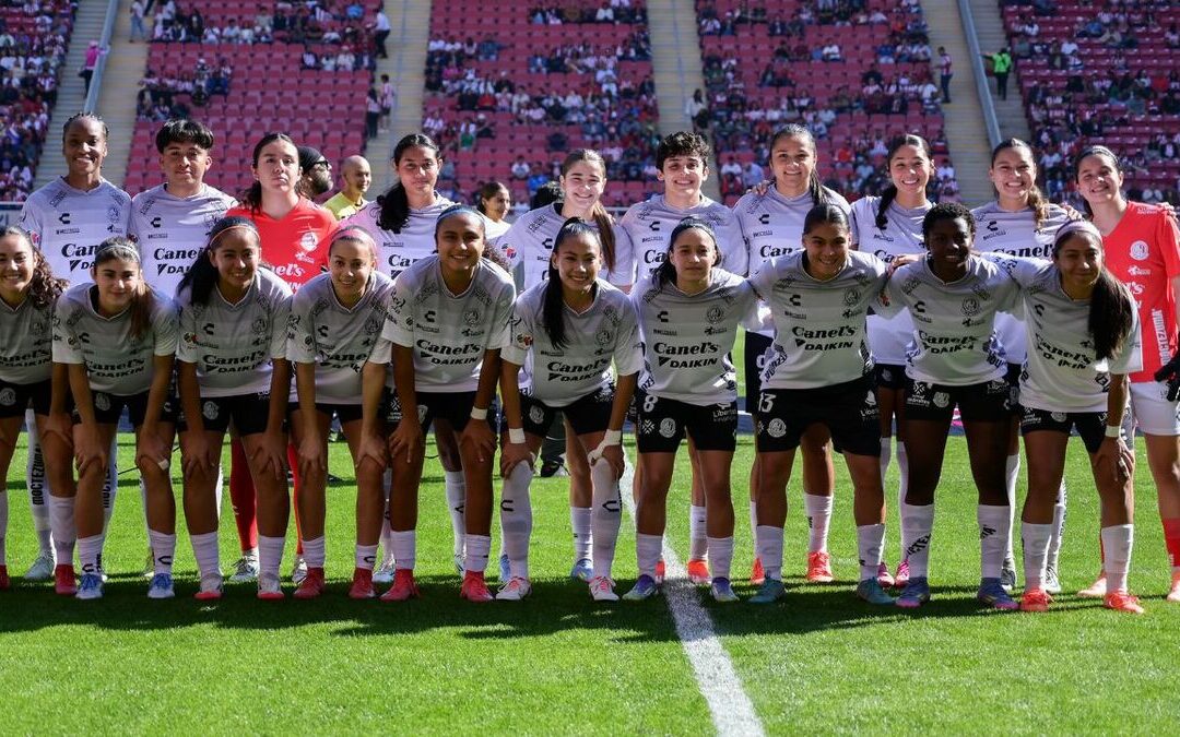 San Luis Femenil inicia la Liga MX Femenil con un uniforme genérico
