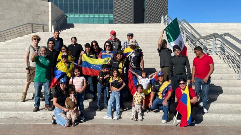 Venezolanos Celebran La Captura De Nicolás Maduro En La Plaza Mayor De Torreón - Noticias Notivalle Venezolanos Celebran La Captura De Nicolás Maduro En La Plaza Mayor De Torreón