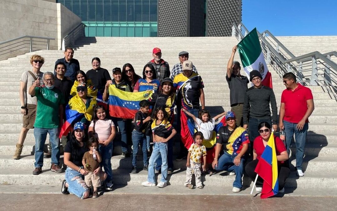 Venezolanos Celebran la Captura de Nicolás Maduro en la Plaza Mayor de Torreón