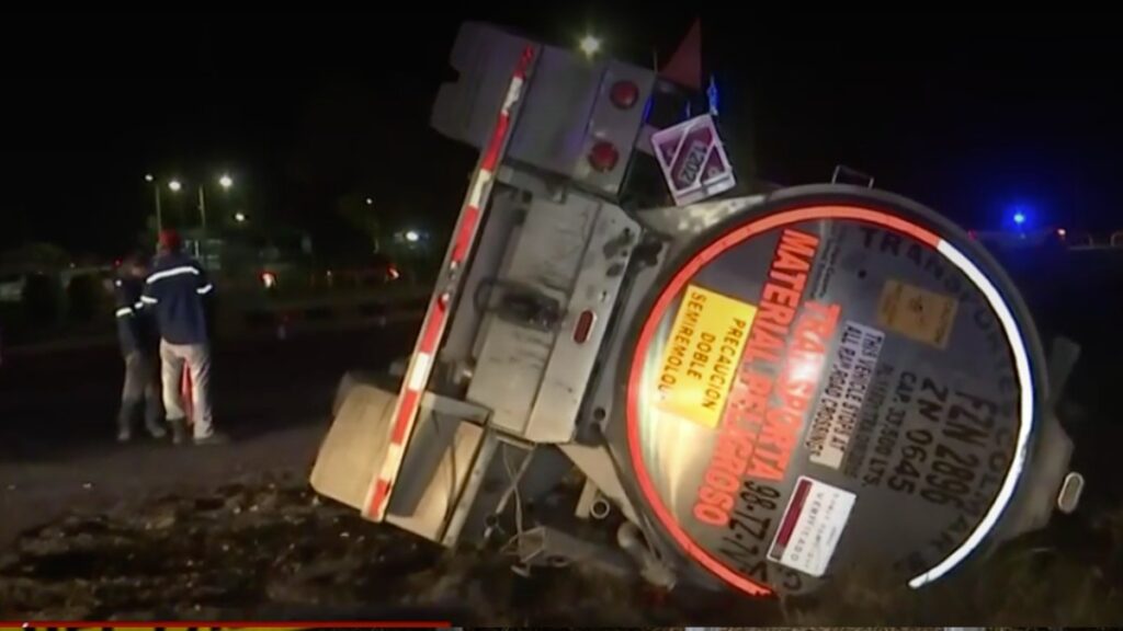 Volcadura De Pipa Con Diésel En Lerdo Activa A Cuerpos De Emergencia