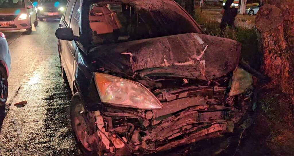 Accidente En Tonalá: Automóvil Ignora Señal De Alto Y Causa Incendio En Camioneta