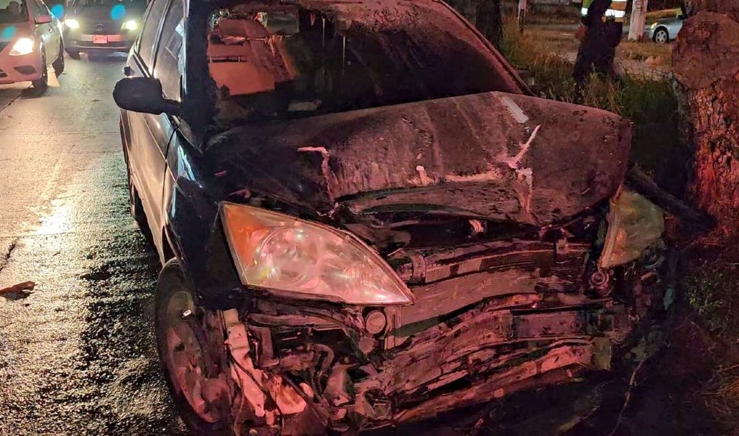 Accidente en Tonalá: Automóvil ignora señal de alto y causa incendio en camioneta