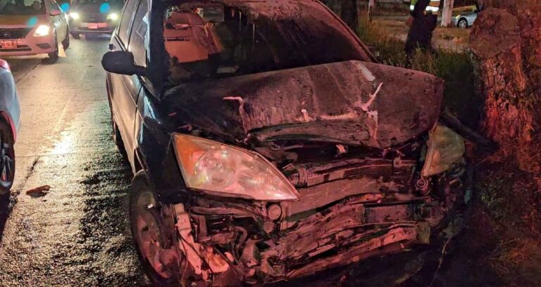 Accidente en Tonalá: Automóvil ignora señal de alto y causa incendio en camioneta