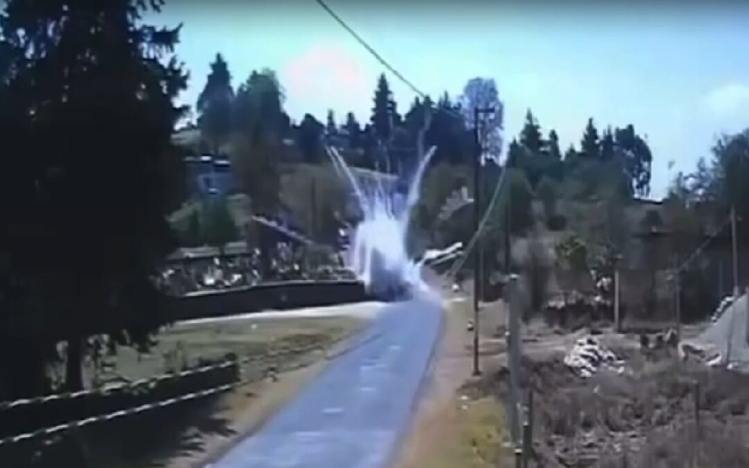 Joven con quemaduras graves tras explosión en Jilotepec mientras transportaba pirotecnia en moto