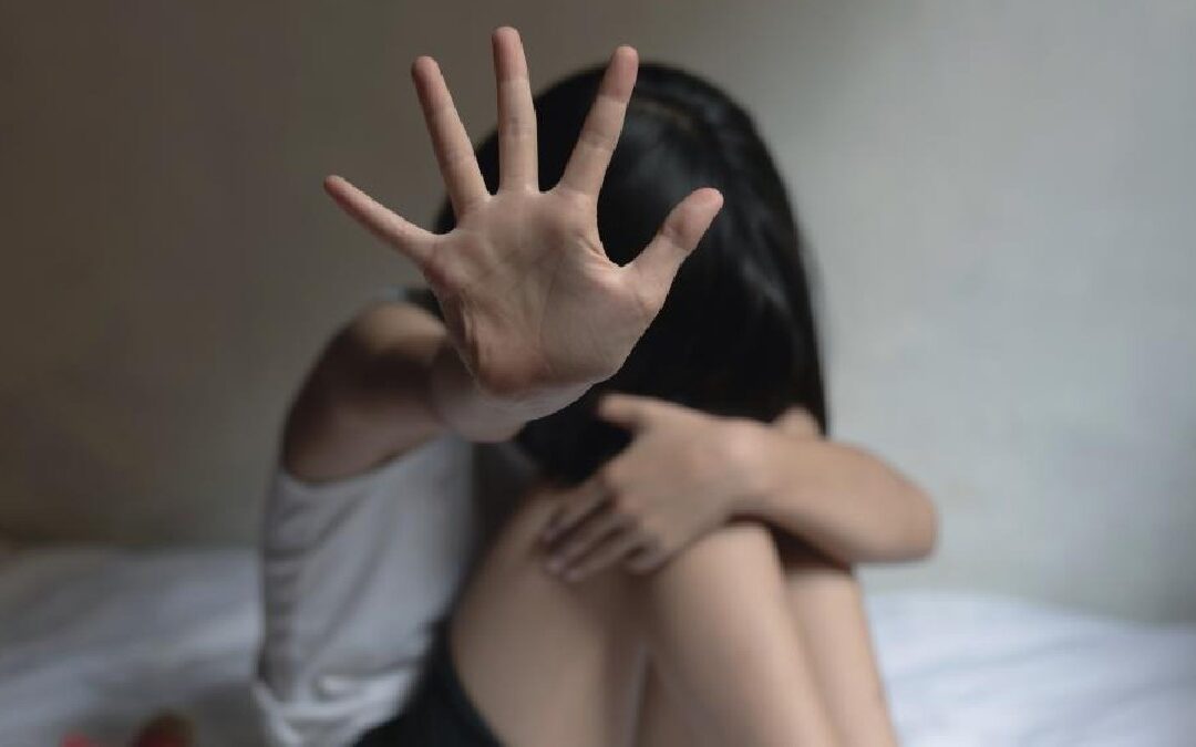 Fiscalía Detiene a 3 Hombres por Abuso Infantil y Violación en el AMG