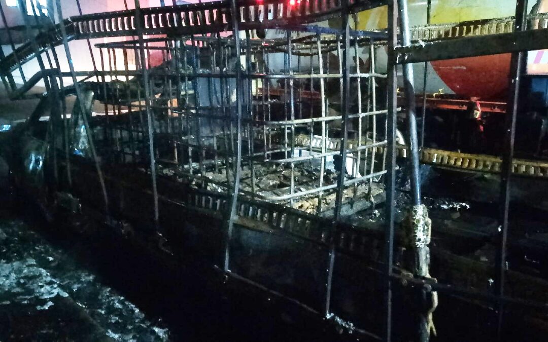 Incendio en Tlajomulco: Camioneta Cargada de Solventes Consume la Vía Pública