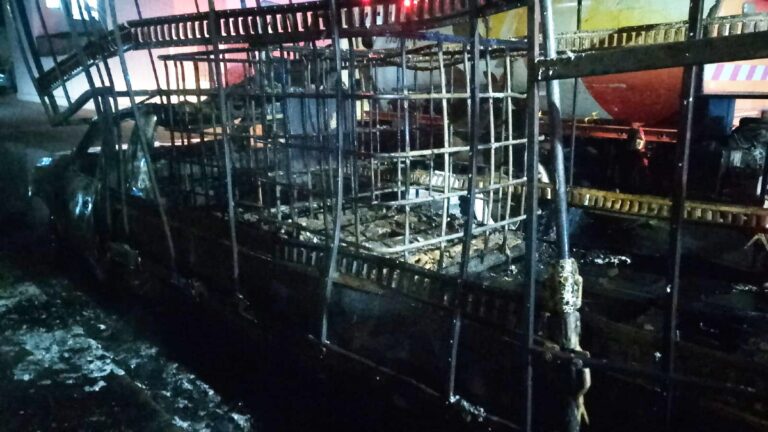 Incendio en Tlajomulco: Camioneta Cargada de Solventes Consume la Vía Pública