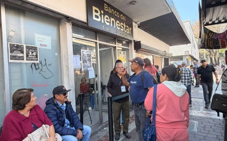 ¿Cómo está la fila para cobrar tu Pensión del Bienestar en el banco de avenida Juárez, Guadalajara?