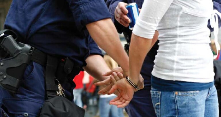 Detienen a Empleada por Extorsión y Desfalco de 45 Millones de Pesos en Michoacán