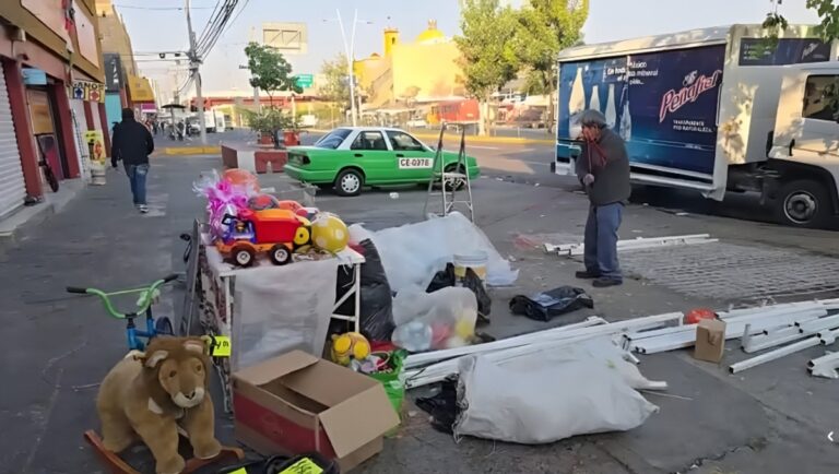 Don Juanito Lucha por Ayudar a Su Esposa Enferma Sin Vender Juguetes en Palm Springs