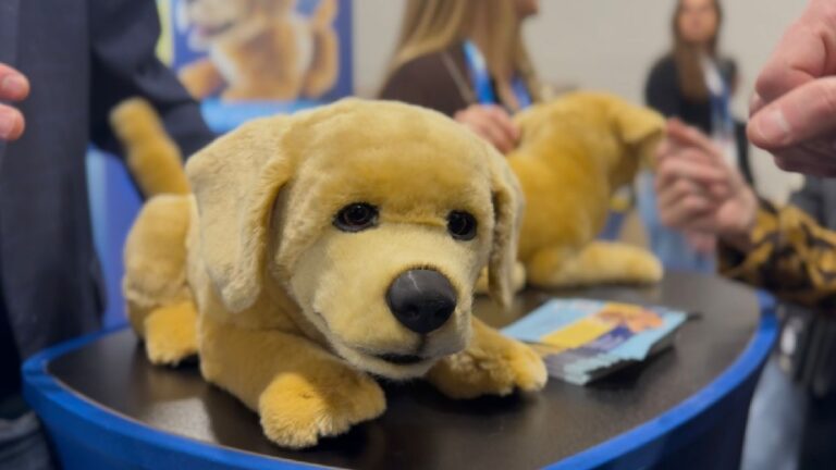 Descubre Tombot Jennie: el perrito labrador robótico que reacciona al tacto humano