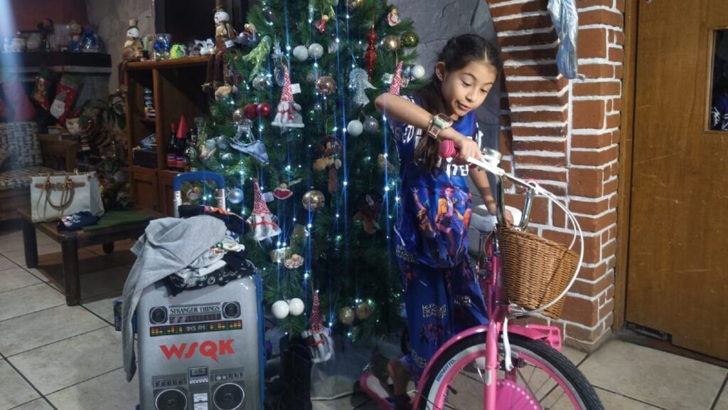 Día De Reyes En Puebla: Regina Celebró Con Su Bici De Stranger Things