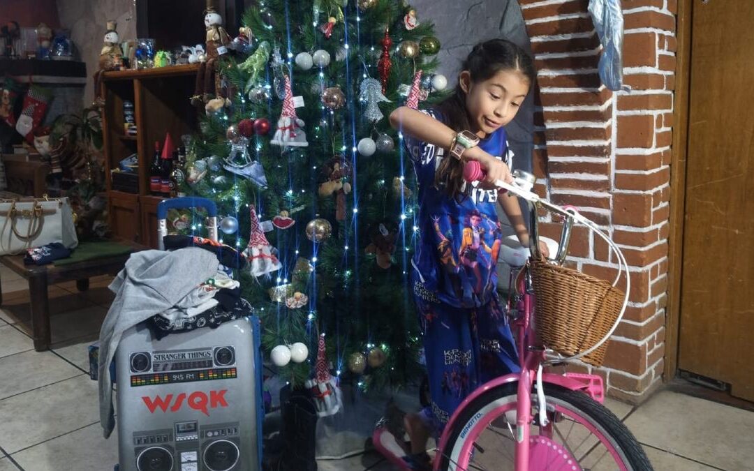 Día de Reyes en Puebla: Regina Celebró con su Bici de Stranger Things