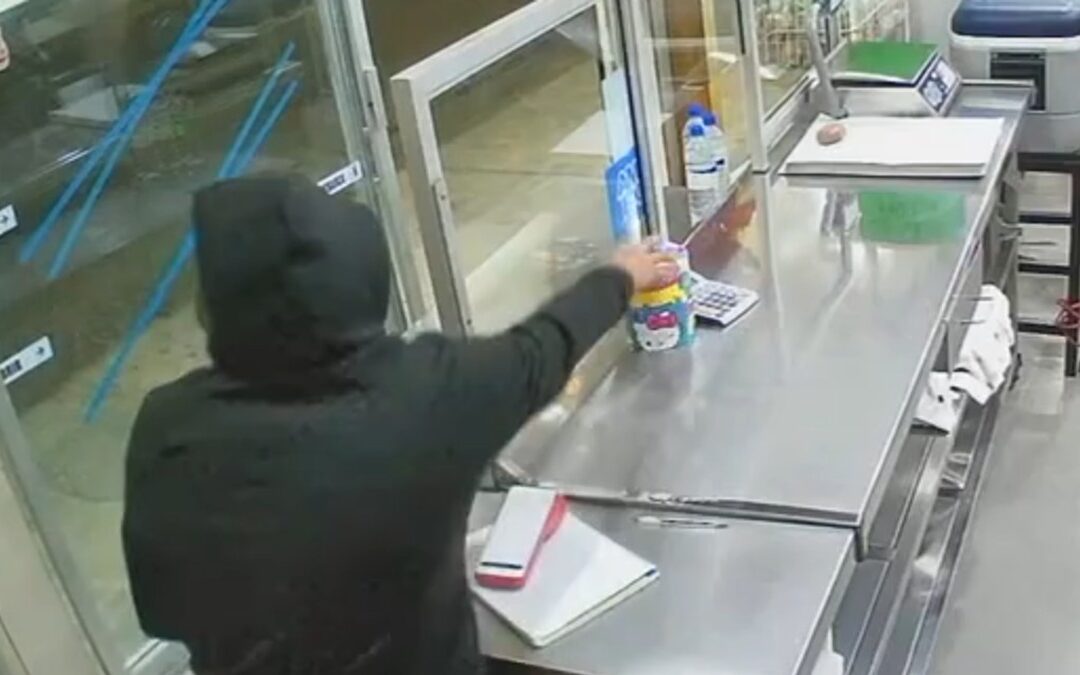 Intento de asalto en tortillería de Monterrey: Hombre roba bote de propinas | VIDEO