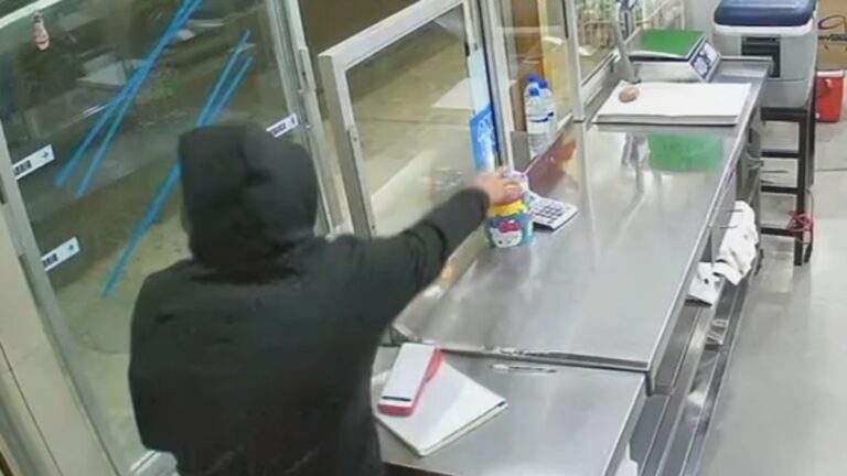 Intento de asalto en tortillería de Monterrey: Hombre roba bote de propinas | VIDEO