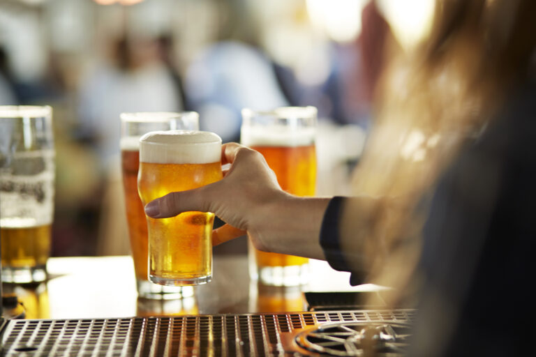 Arvada Inaugura su Zona de Consumo Común: ¡Únete al Brindis Comunitario en Olde Town!