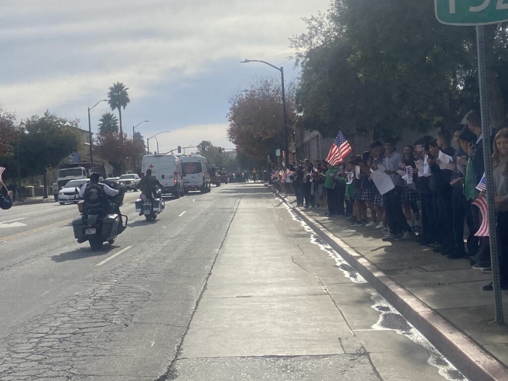 Watsonville Celebra El Día De Los Veteranos Con Una Emotiva Marcha