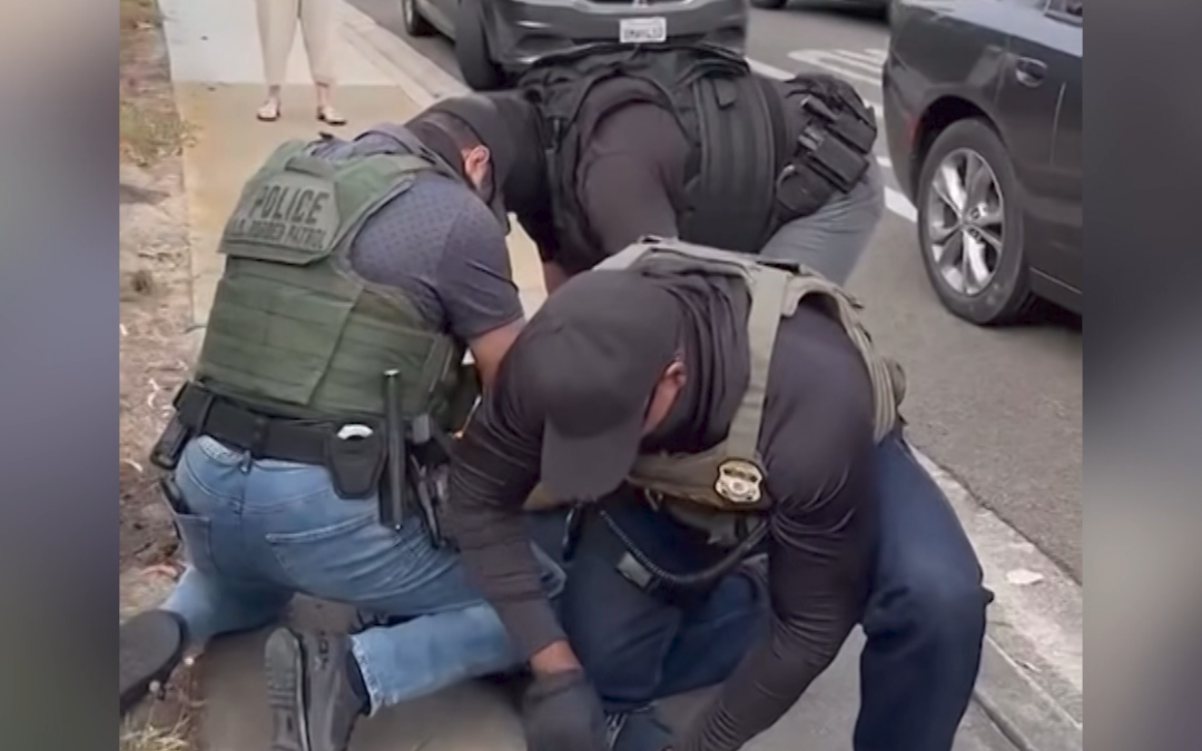 California Prohíbe a Agentes Policiales Cubrir Su Rostro en Operativos para Mayor Transparencia