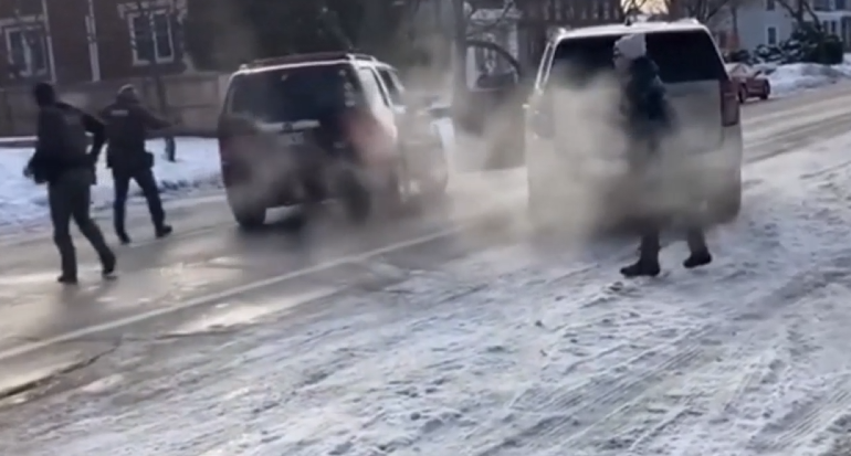 DHS Minneapolis: Mujer intenta atropellar a agentes de ICE antes de ser baleada