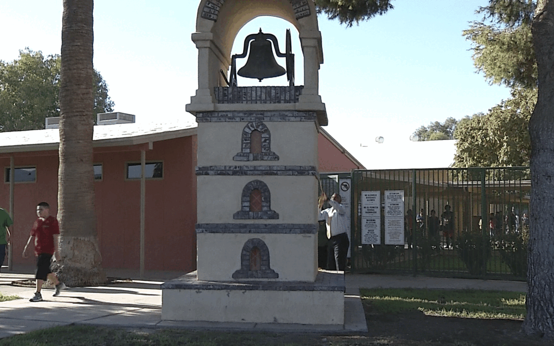 Alertan sobre posible exposición a moho negro en escuela de Thermal durante conferencia de prensa.