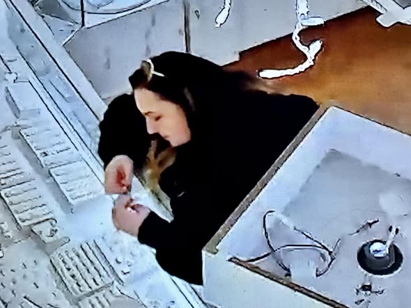 Robo en Joyería de Santa Cruz: Pareja Fingió Compra para Hurtar Joyas de Oro