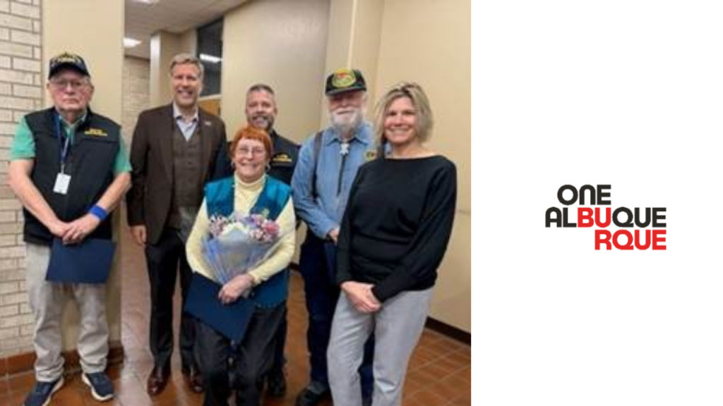 Alcalde Tim Keller Reconoce A Los Mejores Voluntarios Del Mes En Albuquerque