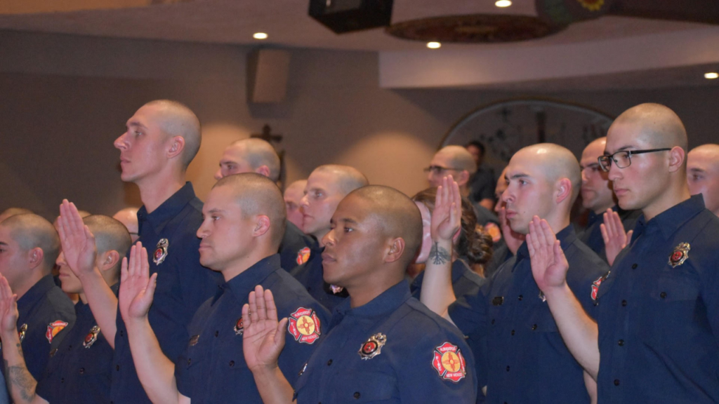 Graduación De Bomberos: Albuquerque Fire Rescue Celebra A 35 Nuevos Cadetes