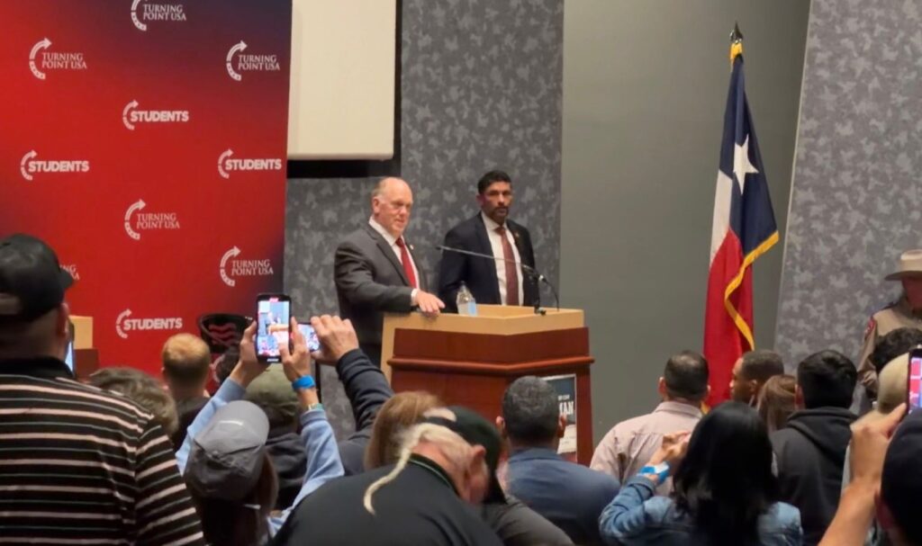Tom Homan En Utep: Debate Candente Sobre La Frontera Y La Política Migratoria - Noticias Notivalle Tom Homan En Utep: Debate Candente Sobre La Frontera Y La Política Migratoria