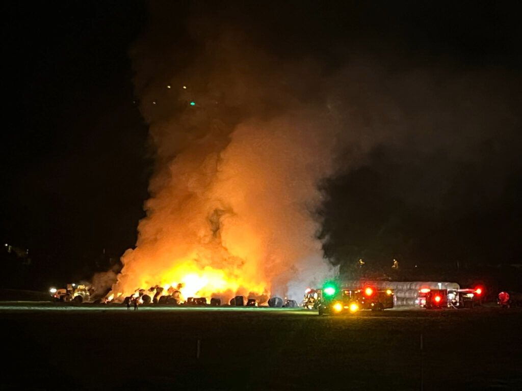 Incendio En San Diego: Bomberos Luchan Contra El Fuego Que Consume Pacas De Heno Cerca Del Safari Park - Noticias Notivalle Incendio En San Diego: Bomberos Luchan Contra El Fuego Que Consume Pacas De Heno Cerca Del Safari Park