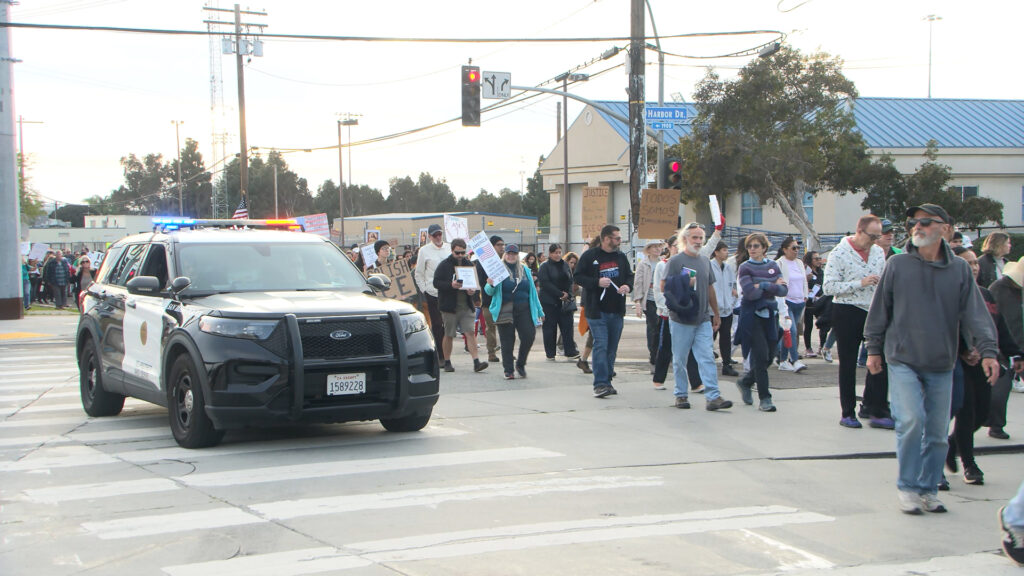 Cientos Se Unen En Vigilia En San Diego Para Oponerse A Las Redadas De Ice