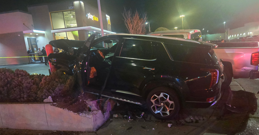 Choque En Las Cruces: Grave Accidente De Tráfico Deja Siete Heridos Y Dos Peatones Críticos