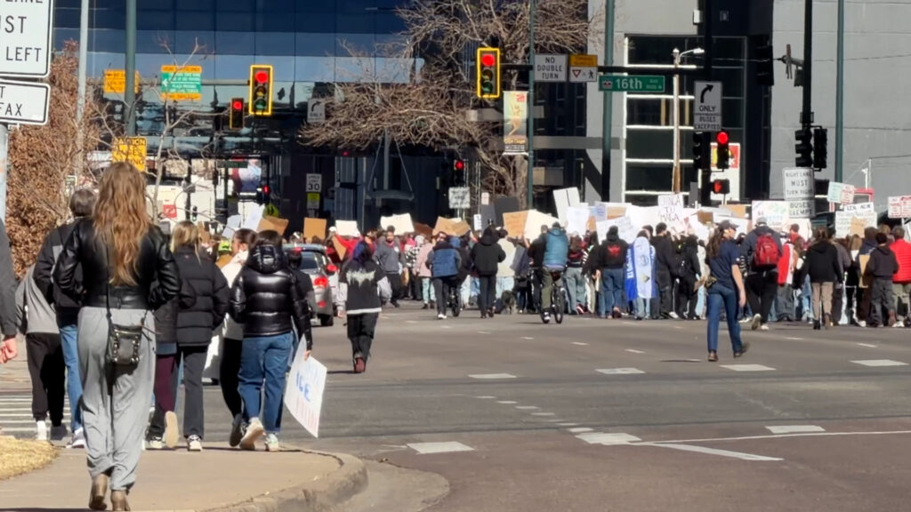Protestas Ice En Denver: Miles Se Unen Contra Las Políticas De Inmigración - Noticias Notivalle Protestas Ice En Denver: Miles Se Unen Contra Las Políticas De Inmigración