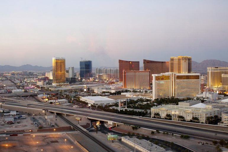 Turismo en Las Vegas: Caída del 7.5% en un Contexto de Tensiones Internacionales y Cierre del Gobierno