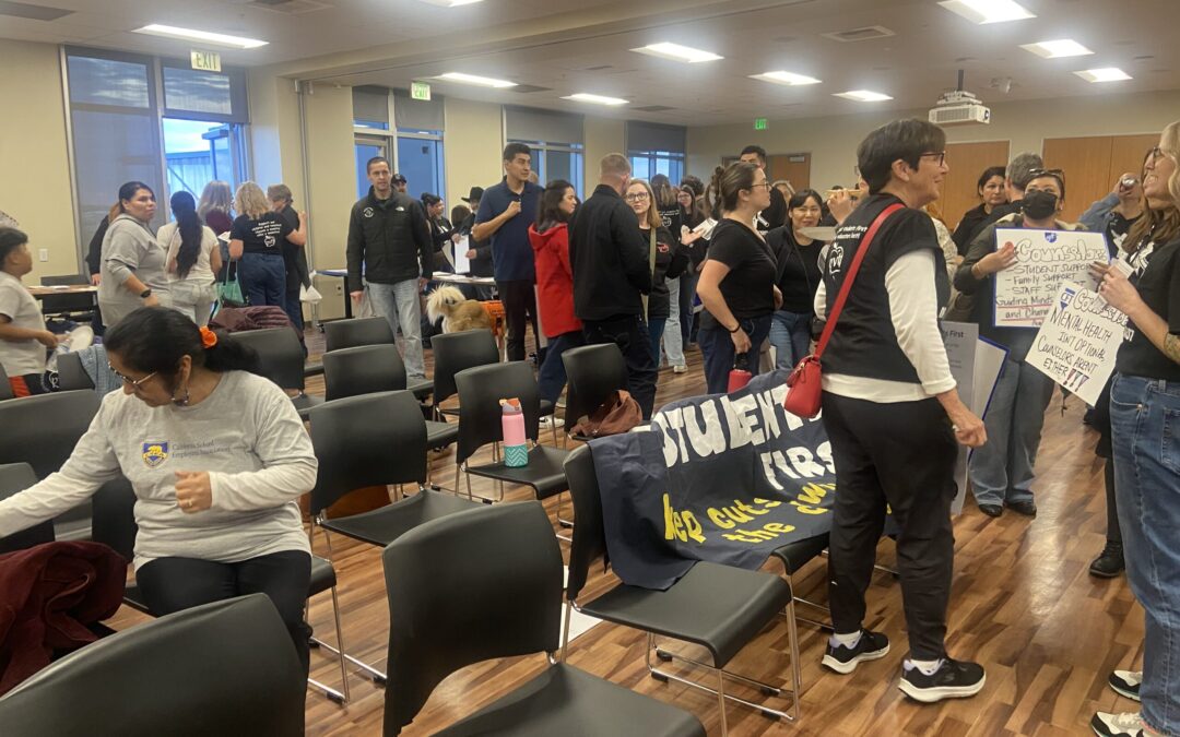 Empleados del Distrito Escolar Valle de Pájaro Exigen Restitución de Puestos Ante Recortes en Salinas