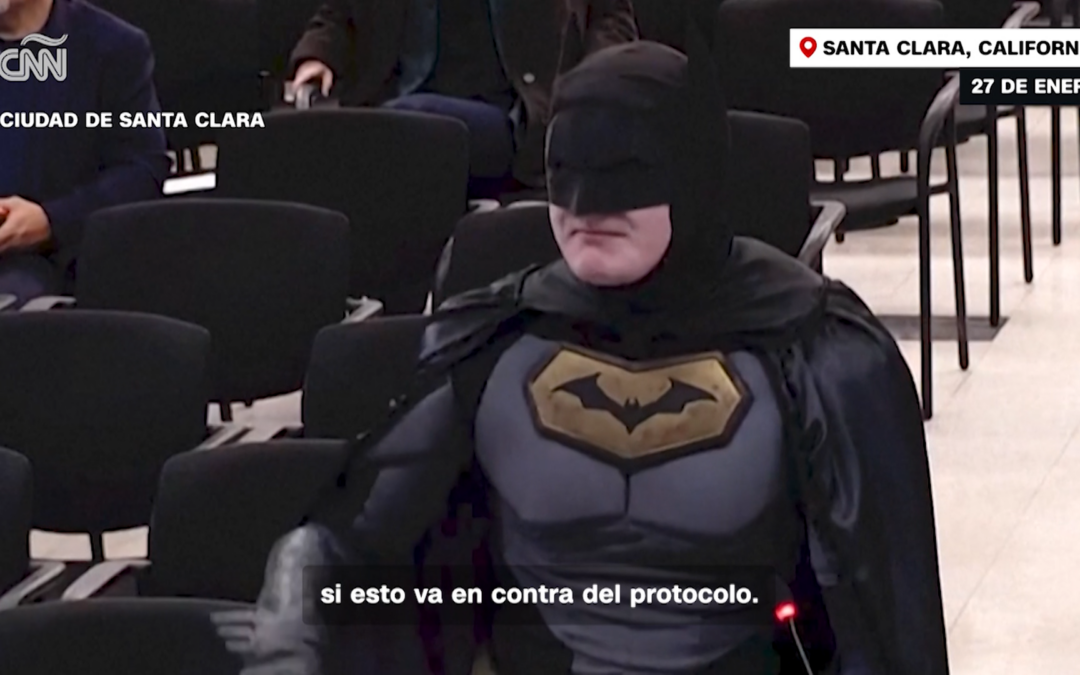 Hombre disfrazado de Batman protesta contra ICE en asamblea pública de Santa Clara