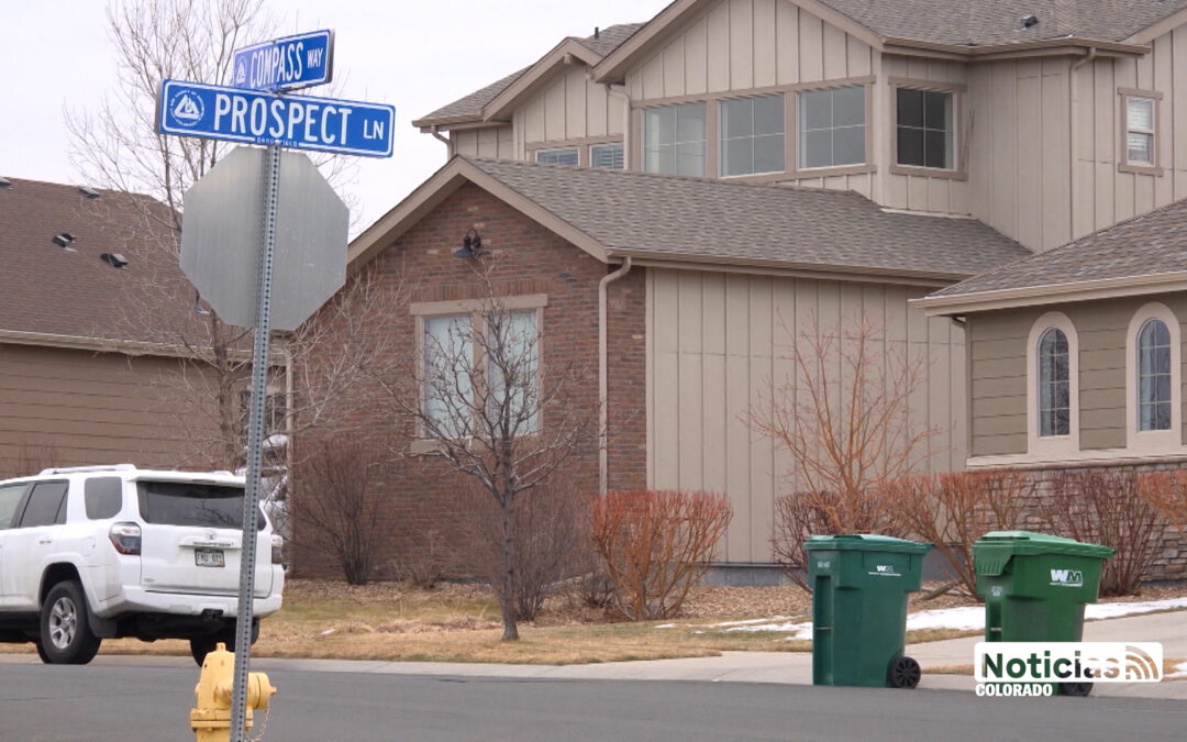 Sospechoso prófugo tras persecución y choque en Broomfield; la investigación avanza