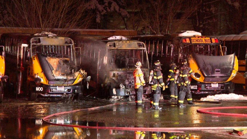 Incendio De Autobuses Escolares En Framingham, Massachusetts: Respuesta Rápida Del Departamento De Bomberos