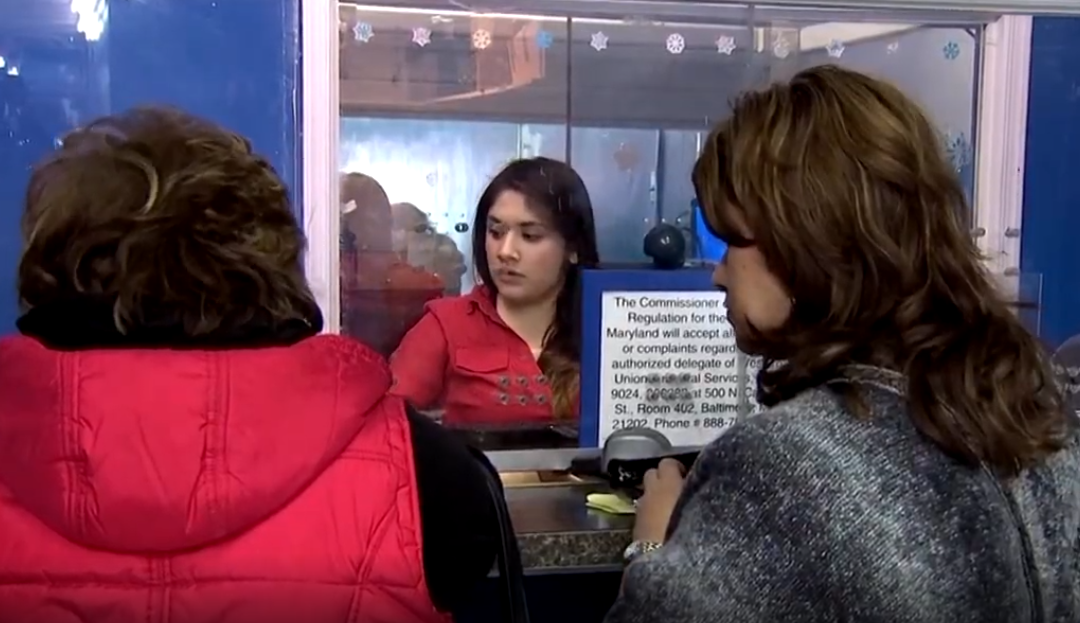 Remesas: Cómo el nuevo impuesto del 1 % afecta a los migrantes que envían dinero