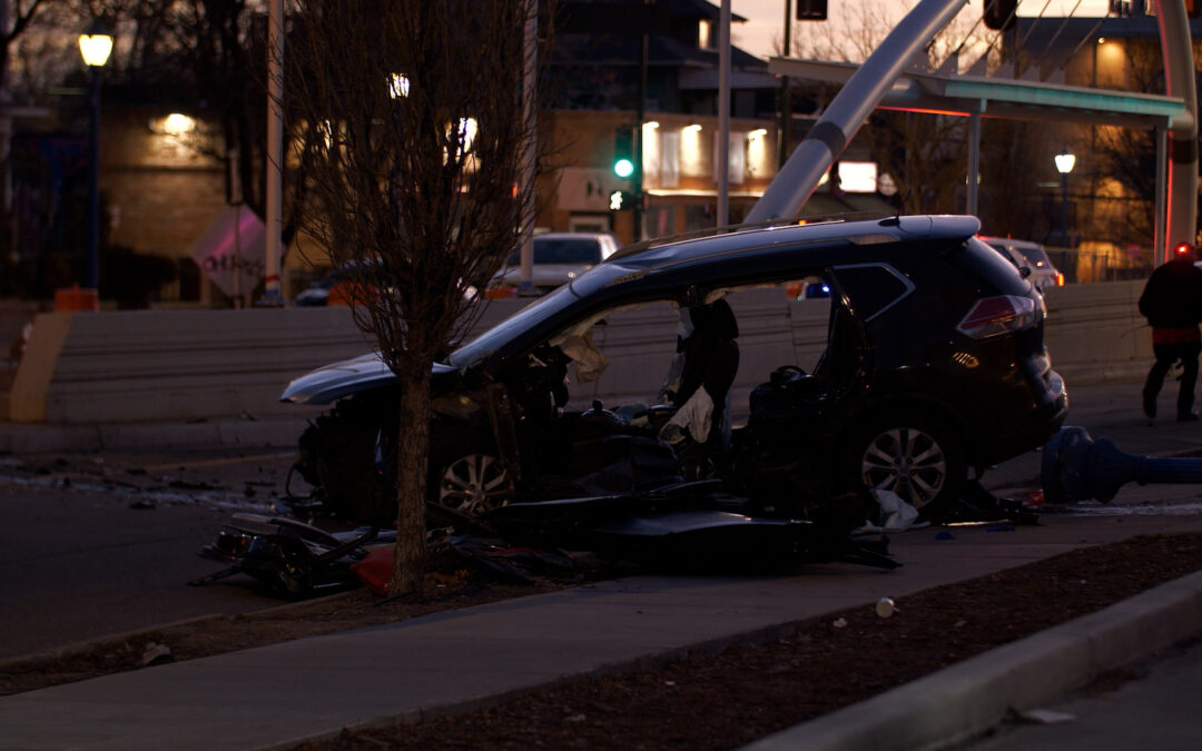 Accidente en East Colfax Deja a Conductor Gravemente Herido y Cierres Viales