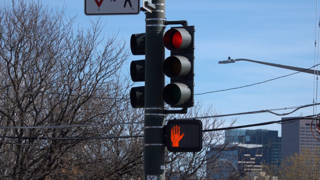Multas Por Señales De Tránsito En Colorado Aumentan Un 22.5% Para Mejorar La Seguridad Vial