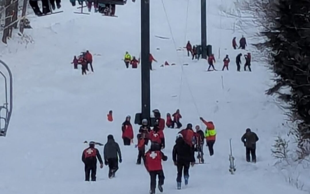 Rescate exitoso de 59 personas tras falla en telesilla en New Hampshire