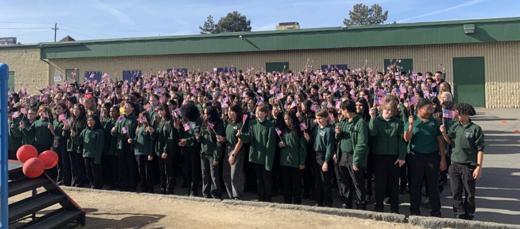Récord Guinness: 480 Estudiantes De Coral Academy Recitan La Constitución De Ee. Uu. - Noticias Notivalle Récord Guinness: 480 Estudiantes De Coral Academy Recitan La Constitución De Ee. Uu.