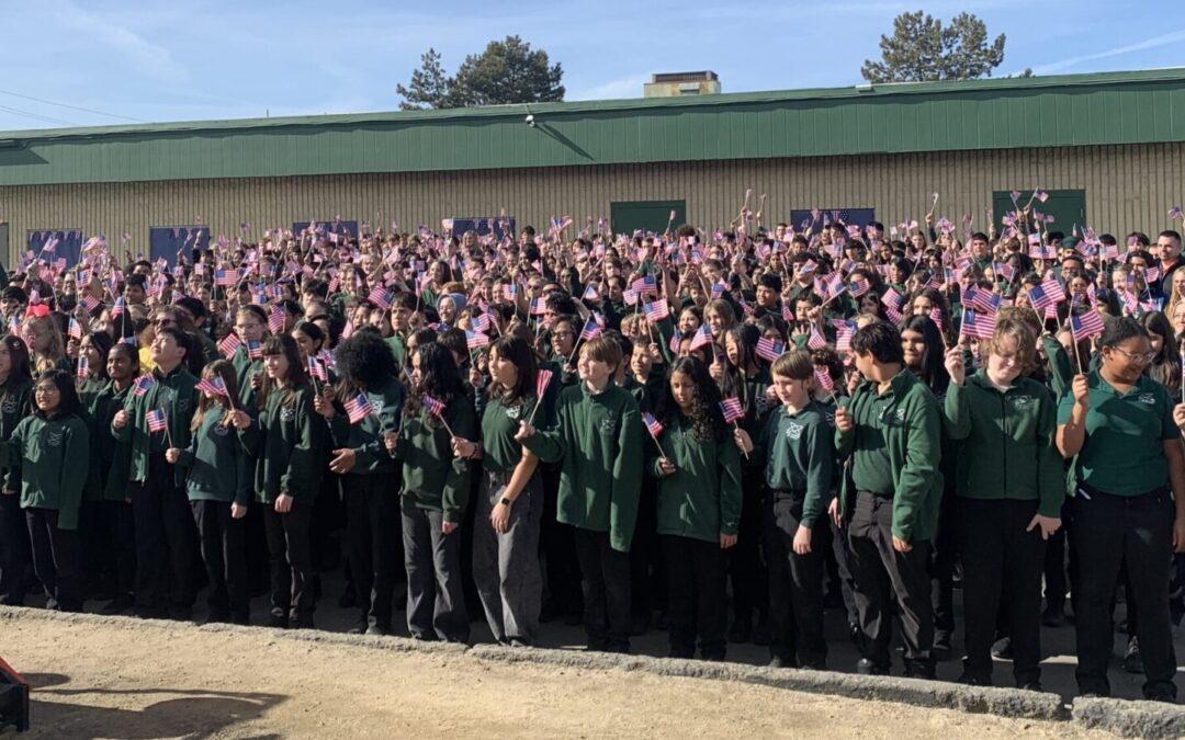 Récord Guinness: 480 Estudiantes de Coral Academy Recitan la Constitución de EE. UU.
